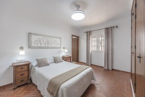 3 bedrooms, iron/ironing board, free WiFi, bed sheets - Family Home "La Lobita 1" Short Drive from Beach with Pool, Terrace and Wi-Fi (Conil de la Frontera)