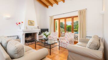 Televisie, een open haard, een dvd-speler en een stereo