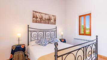 4 bedrooms, iron/ironing board, free WiFi, bed sheets