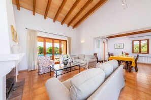 Televisión, chimenea, reproductor de DVD, estéreo