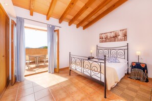 4 slaapkamers, een strijkplank/strijkijzer, gratis wifi, beddengoed