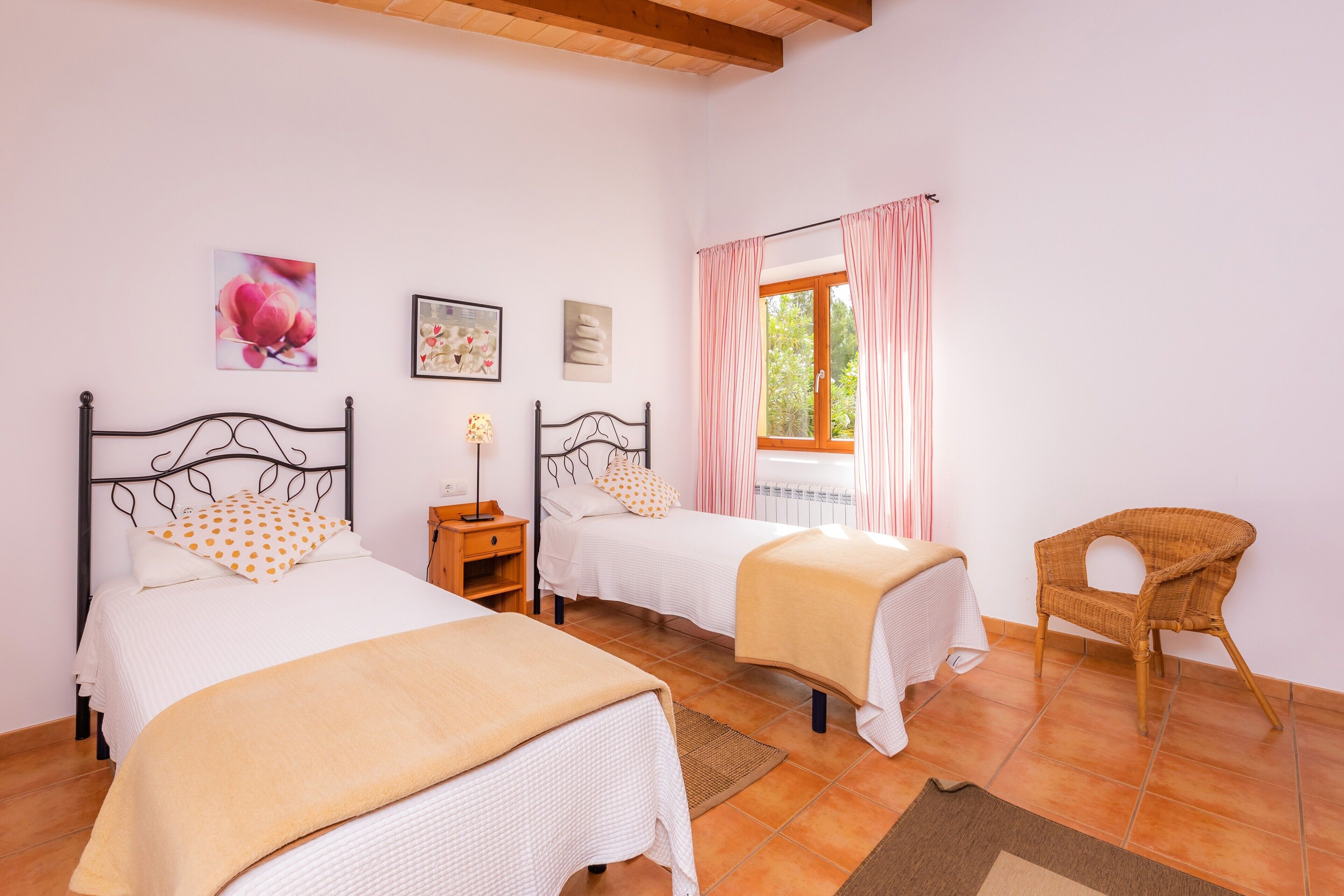 4 bedrooms, iron/ironing board, free WiFi, bed sheets