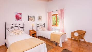 4 bedrooms, iron/ironing board, free WiFi, bed sheets