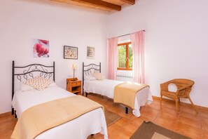 4 bedrooms, iron/ironing board, free WiFi, bed sheets