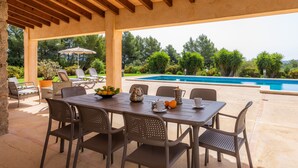 A covered patio with a pool, outdoor furniture, and a view of the pool. - Country Estate with Pool, Wi-Fi, Air Conditioning, Garden and Patio (Artá)