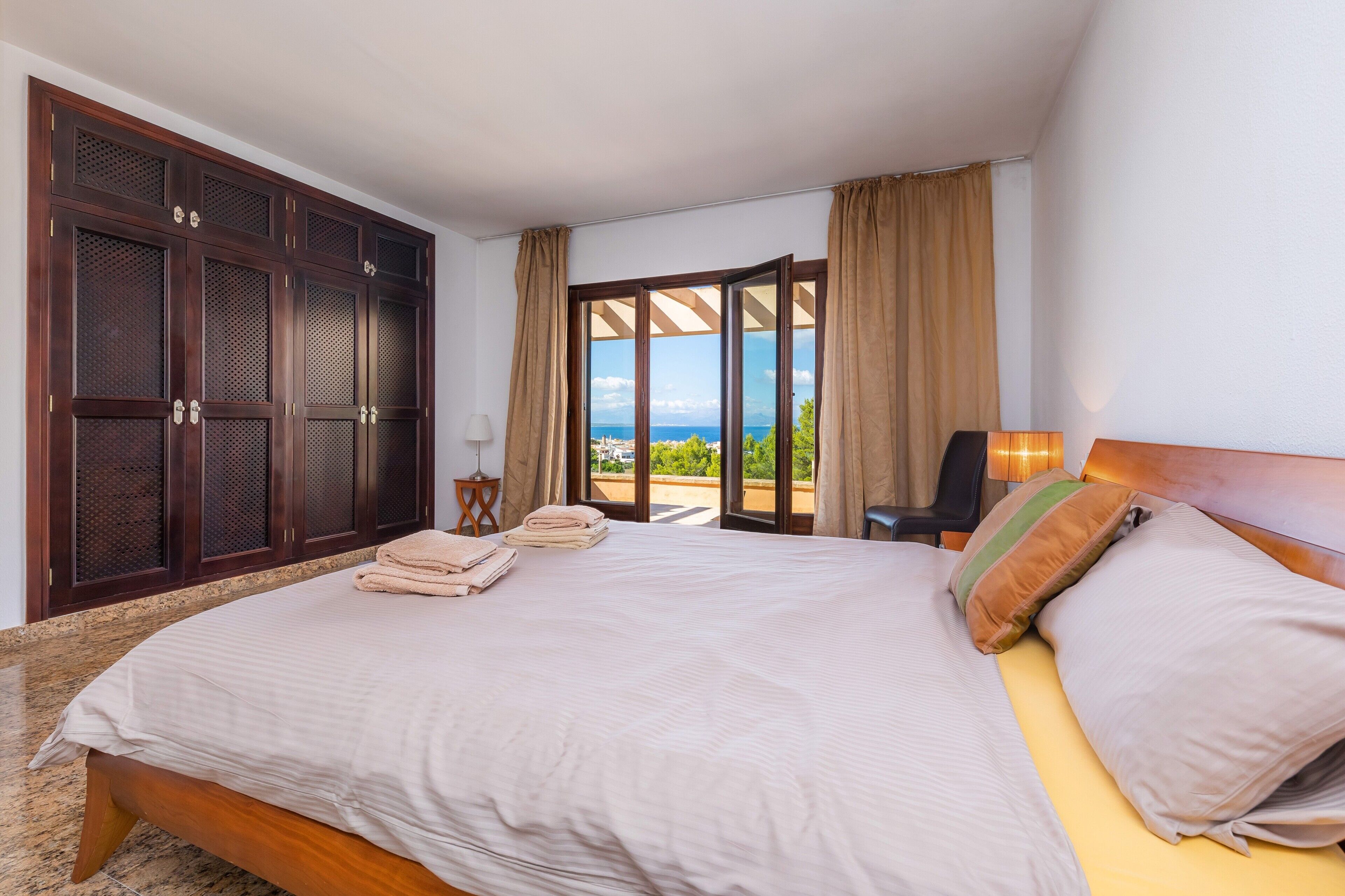 3 bedrooms, desk, iron/ironing board, free WiFi