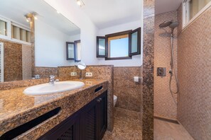Bañera, artículos de tocador gratuitos, secador de pelo, toallas