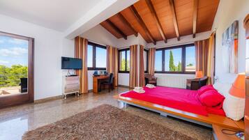 3 habitaciones, escritorio, tabla de planchar con plancha y wifi gratis