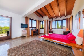 3 habitaciones, escritorio, tabla de planchar con plancha y wifi gratis 