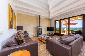 TV, caminetto, lettore DVD, impianto stereo