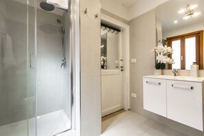 Dusche, Haartrockner, Handtücher