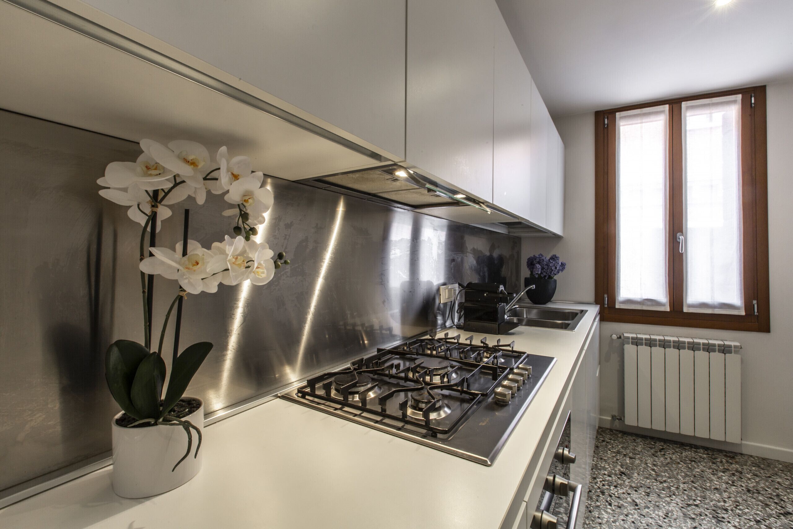 Fridge, oven, dishwasher, coffee/tea maker