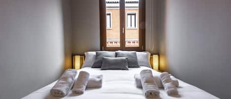 2 عدّة غرف نوم ومكواة/لوح كي وواي فاي مجانًا وملاءات أسرّة