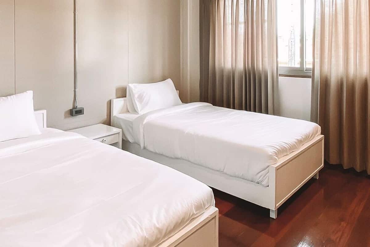Standard Twin Room | Desk, blackout drapes, WiFi (free)