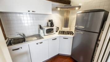 Fridge, oven, dishwasher, coffee/tea maker