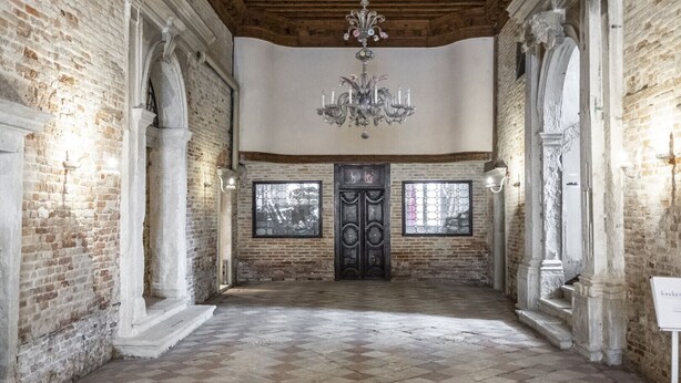 A spacious hall with a high ceiling, a chandelier, and a checkered floor. - San Pantalon Luxury Penthouse R&R (Venecia)