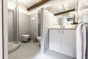 Shower, hair dryer, towels - San Pantalon Luxury Penthouse R&R (Venecia)