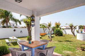 Outdoor dining - Andalusian Home with Large Garden, Terrace, Wi-Fi & Air Conditioning (Conil de la Frontera)