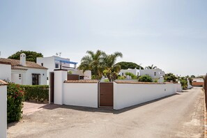 Exterior - Andalusian Home with Large Garden, Terrace, Wi-Fi & Air Conditioning (Conil de la Frontera)