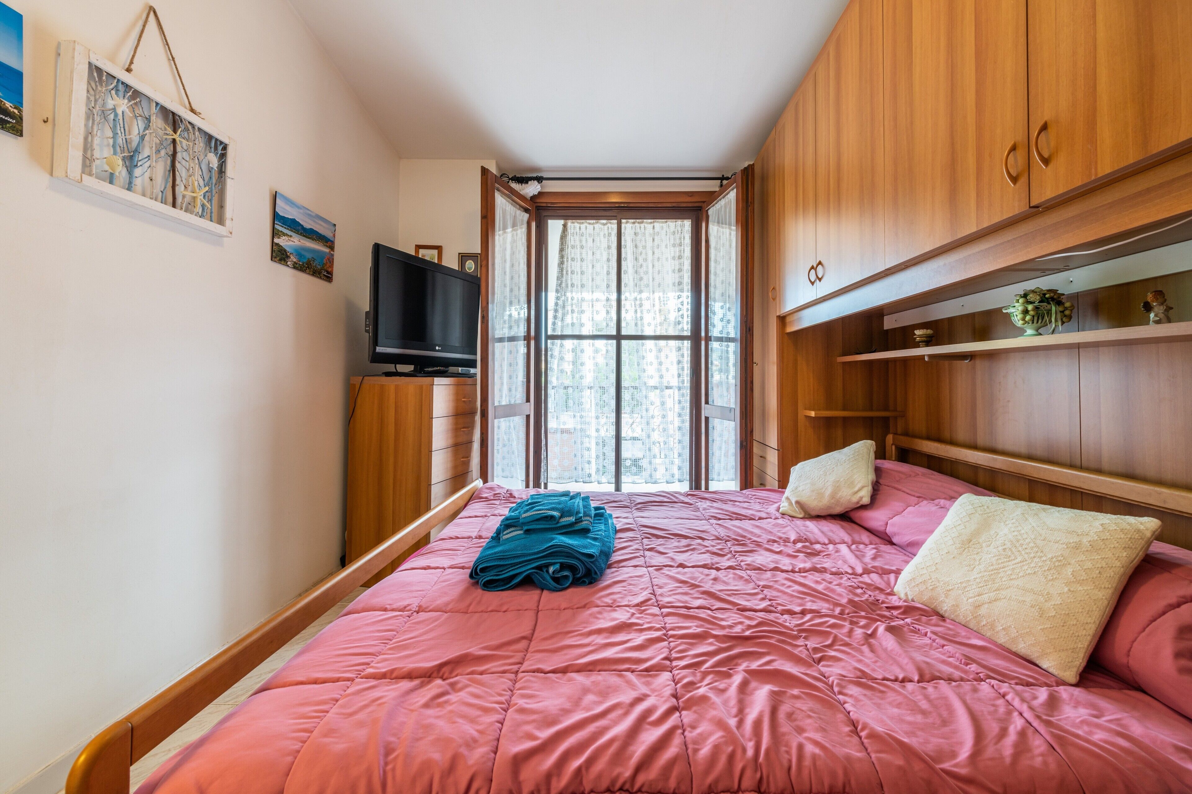 2 bedrooms, iron/ironing board, WiFi (free), bed sheets