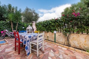 Outdoor dining - Small, Idyllic Holiday Home Lelu' with Garden & Terrace (Villasimius)