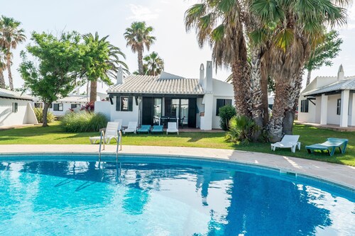 Belle maison de vacances dans un complexe résidentiel avec piscine, Wi-Fi, terrasse et pelouse