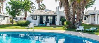Belle maison de vacances dans un complexe résidentiel avec piscine, Wi-Fi, terrasse et pelouse