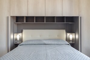2 bedrooms, iron/ironing board, bed sheets