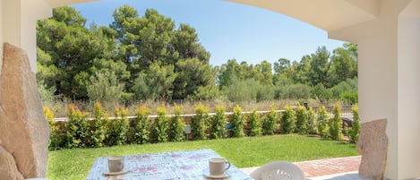 屋外ダイニングエリア