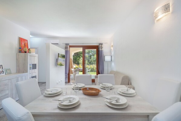 Dining - Modern Apartment with Air Conditioning and Garden; Pets Allowed (BUDONI)
