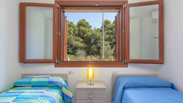 2 bedrooms, iron/ironing board, bed sheets