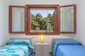 2 bedrooms, iron/ironing board, bed sheets