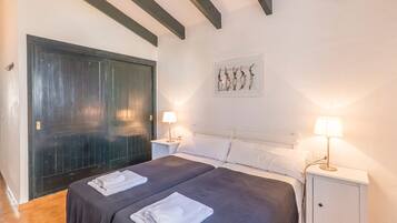 3 slaapkamers, een strijkplank/strijkijzer, gratis wifi, beddengoed