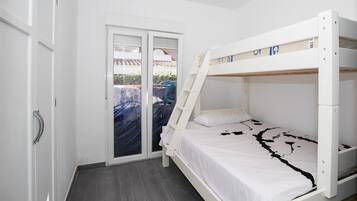 3 bedrooms, iron/ironing board, free WiFi, bed sheets