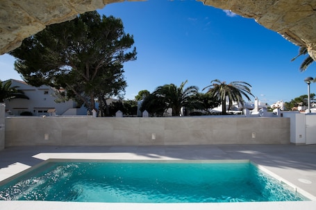 Pool. Modern Apartment "Marei 1" with Pool Access, Air Conditioning and Wi-Fi