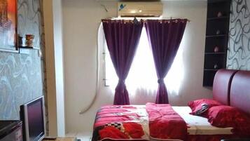 Escritorio, wifi gratis y ropa de cama