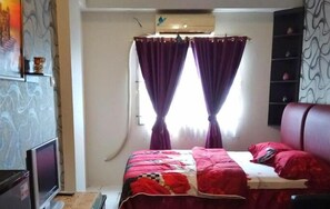 Desk, free WiFi, bed sheets - Syariah Amethyst Cengkareng (Jakarta)