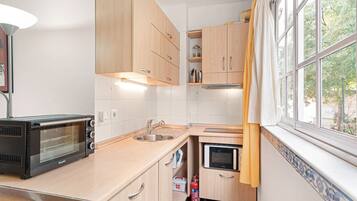 Frigorífico, microondas, placa de cocina y cafetera o tetera