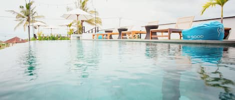 Piscine extérieure, chaises longues