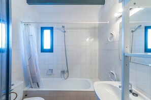 Bathtub, towels