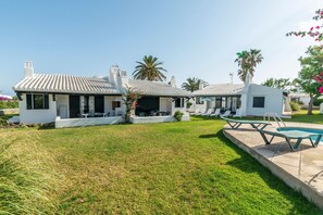 Outdoor dining - Beautiful Holiday Home in Residential Complex with Pool, Wi-Fi, Terrace and Lawn (Binisafua)