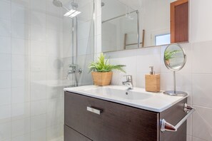 Shower, free toiletries, hair dryer, towels - Traditional townhouse in the centre of Sóller. Air Conditioning & Wi-Fi (Sóller)