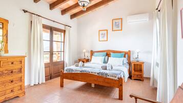 3 bedrooms, iron/ironing board, free WiFi, bed sheets