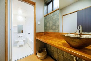 Casa (Private Vacation) | Banheiro | Banheira e chuveiro separados, produtos de toalete grátis