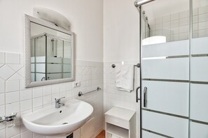 Bathtub, towels