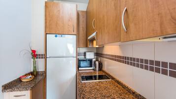 Fridge, microwave, stovetop, coffee/tea maker