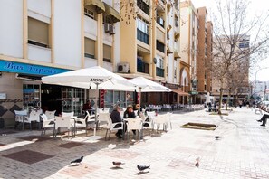 Outdoor dining - Charming Studio Apartment "Loft" in Good Location with Wi-Fi and Air-Conditioning (Málaga)