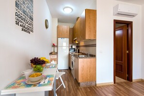 Kjøleskap, mikrobølgeovn, kokeplater og kaffetrakter/tekoker