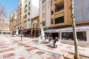 Outdoor dining - Charming Studio Apartment "Loft" in Good Location with Wi-Fi and Air-Conditioning (Málaga)