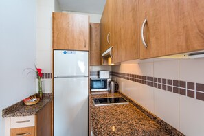 Een koelkast, een microgolfoven, een kookplaat